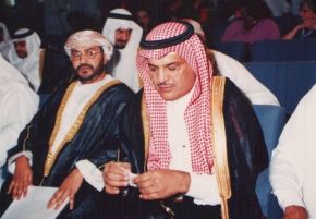 تكريم طلبة البحرين وعمان في جامعة الكويت على مسرح صباح السالم بالخالدية 18-4-2001م