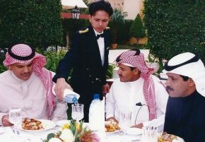 حفلة غداء في منزل احمد المشاري رئيس هلا فبراير2001 