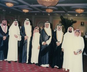 مع اعضاء المكتب العسكري وعبد العزيز الحميضي